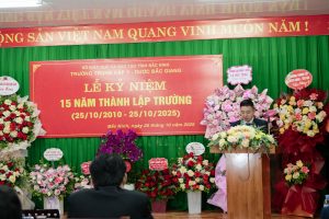 Thầy Đỗ Mạnh Hùng - Hiệu trưởng nhà trường phát biểu trong buổi lễ kỉ niệm